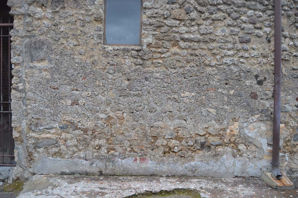 Vicolo della Fullonica, Pompeii. March 2018. Looking east, detail of remaining decoration on lower wall of VI.8.3.
Foto Taylor Lauritsen, ERC Grant 681269 DÉCOR.