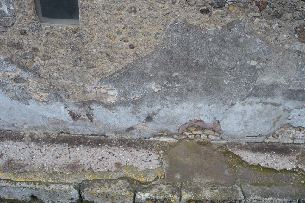 Vicolo della Fullonica, Pompeii. March 2018. Looking east, detail of lower wall and pavement, continuation south.
Foto Taylor Lauritsen, ERC Grant 681269 DÉCOR.
