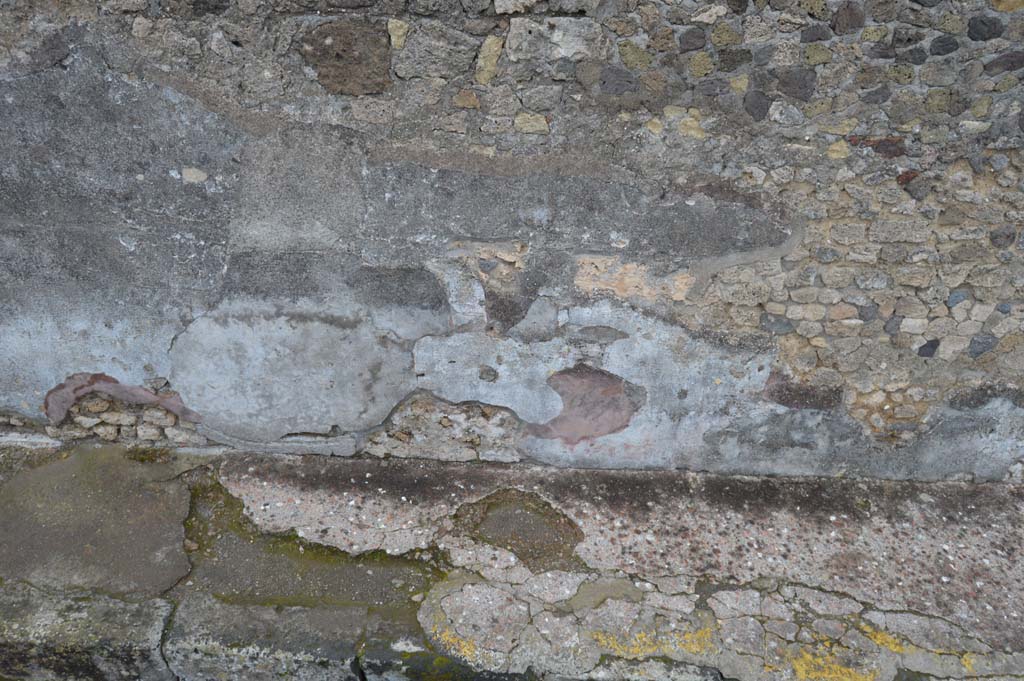 Vicolo della Fullonica, Pompeii. March 2018. Looking east, detail of lower wall and pavement, continuation south.
Foto Taylor Lauritsen, ERC Grant 681269 DÉCOR.