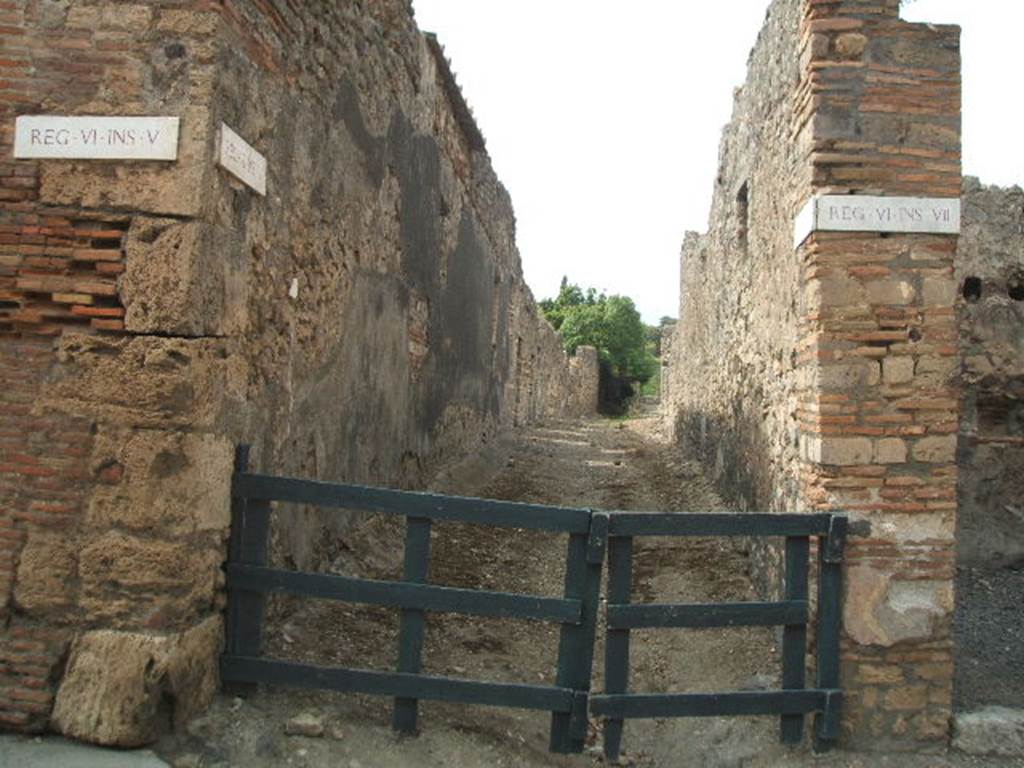 Vico della Fullonica between VI.5 and VI.7. May 2005. Looking north from the crossroads with Vicolo di Mercurio.