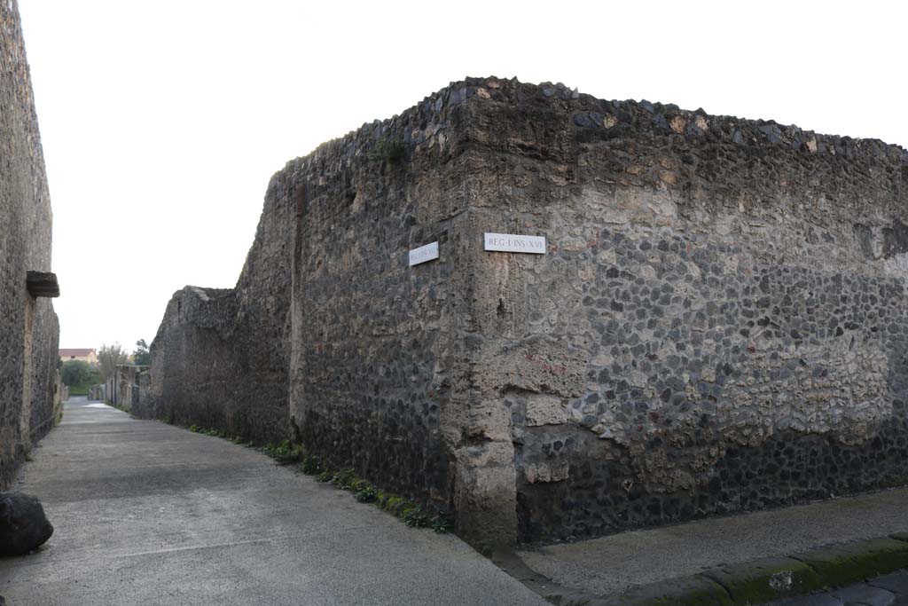 Vicolo della Nave Europa between I.21 and I.22. September 2005. Looking south from junction with Via della Palestra.