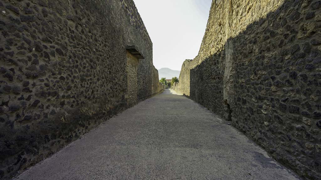 Vicolo della Nave Europa. May 2010. Looking north between I.21 and I.22.