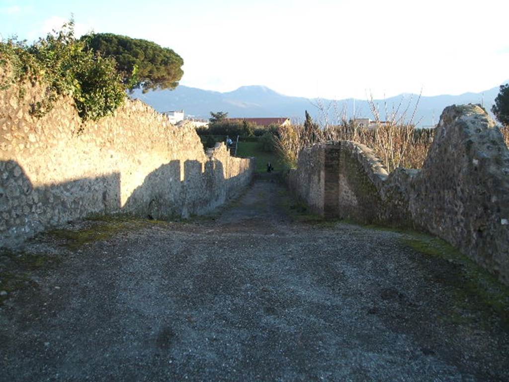 Vicolo della Nave Europa between I.21 and I.22. Looking south. December 2004.