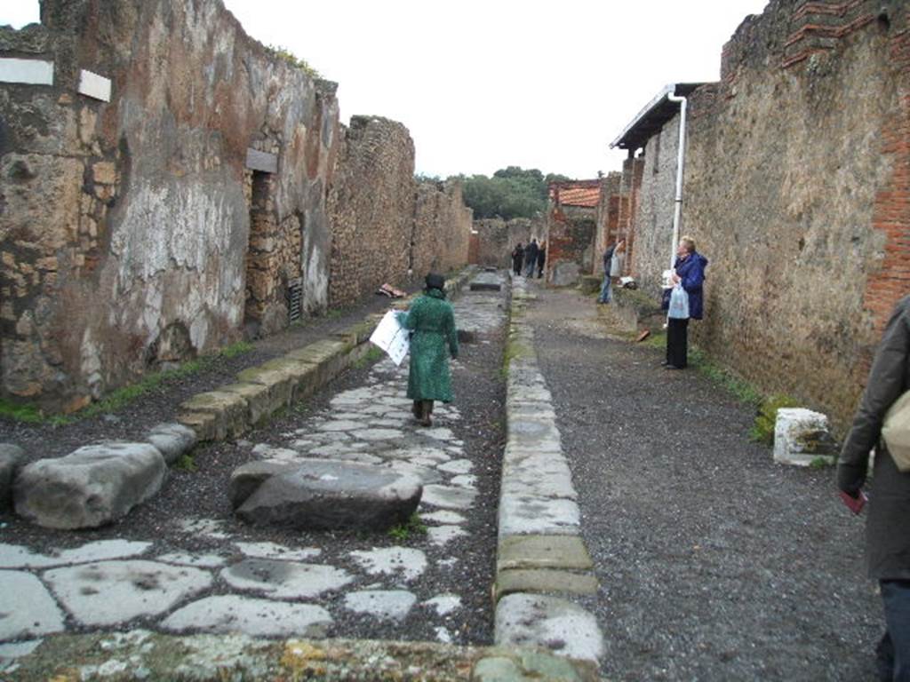 Vicolo della Regina between VIII.3 and VIII.2. Looking east from junction with Via degli Scuole. December 2004.