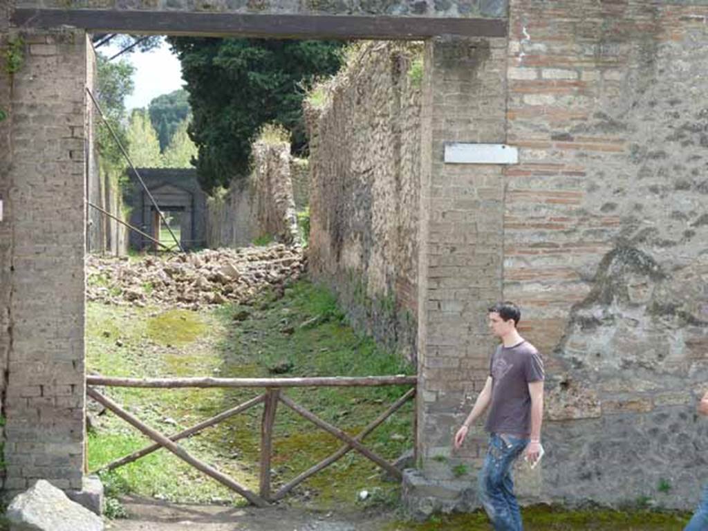 Vicolo della Venere between II.3 and II.2. May 2010. Looking south from the junction with Via dell�Abbondanza.
