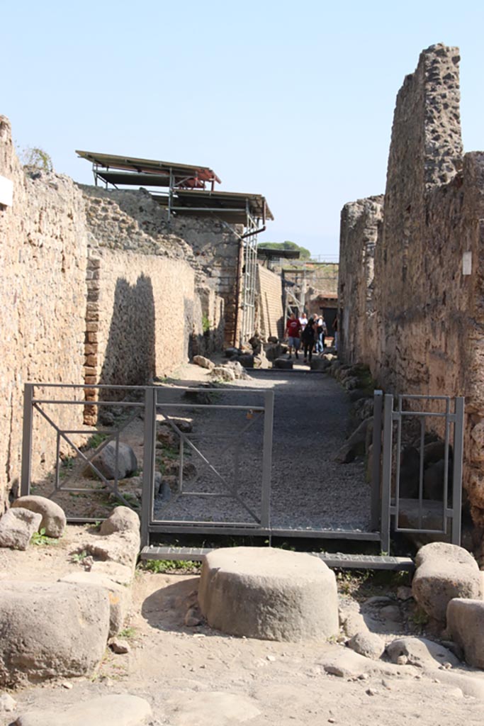 Vicolo delle Nozze d’Argento between V.6 and V.1. October 2023.
Looking east. Photo courtesy of Klaus Heese.
