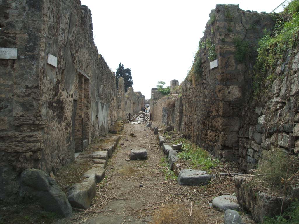 Vicolo delle Nozze d’Argento. May 2005. Looking west from junction with Vicolo di Cecilio Giocondo, on left.