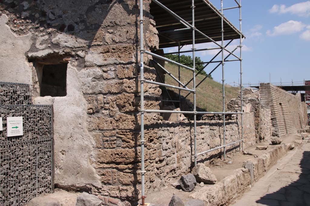 Vicolo delle Nozze d’Argento, north side. September 2021. 
Looking east from junction with V.7.1, Casa degli Amorini, (centre left). Photo courtesy of Klaus Heese.
