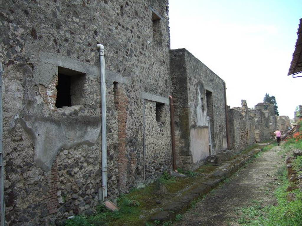 Vicolo delle Nozze d’Argento. Looking west from V.2.i. May 2006.