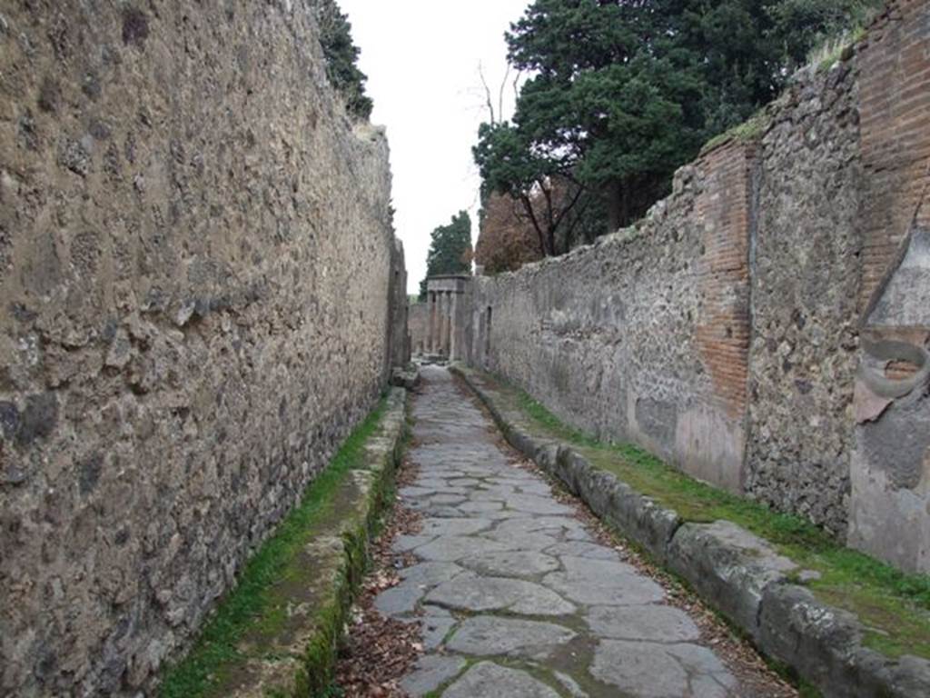 Vicolo delle Pareti Rosse between VIII.5 and VIII.6. Looking east to junction from outside VIII.5.38. December 2007.