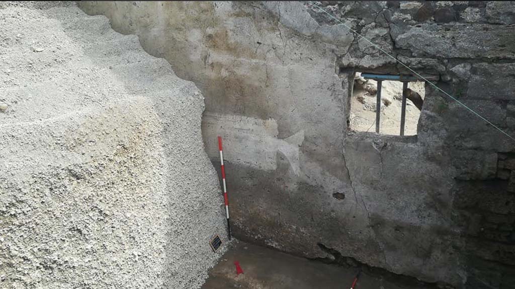 Vicolo di Cecilio Giocondo. On the east wall of the vicolo continuation, partially visible, traced with white paint, is a tabula ansata.
This was intended most likely to host an inscription, perhaps a sign or an electoral inscription.

Vicolo di Cecilio Giocondo. Sulla parete est della continuazione vicolo, parzialmente visibile, tracciata con vernice bianca, è una tabula ansata.
Questo era destinato molto probabilmente ad ospitare un'iscrizione, forse un segno o un'iscrizione elettorale.

Photograph © Parco Archeologico di Pompei.
