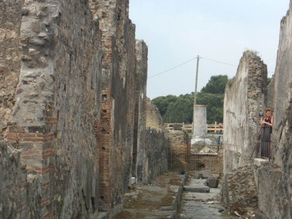 Vicolo di Championnet between VIII.2 and VIII.1.  Looking west from VIII.2.3. May 2005.