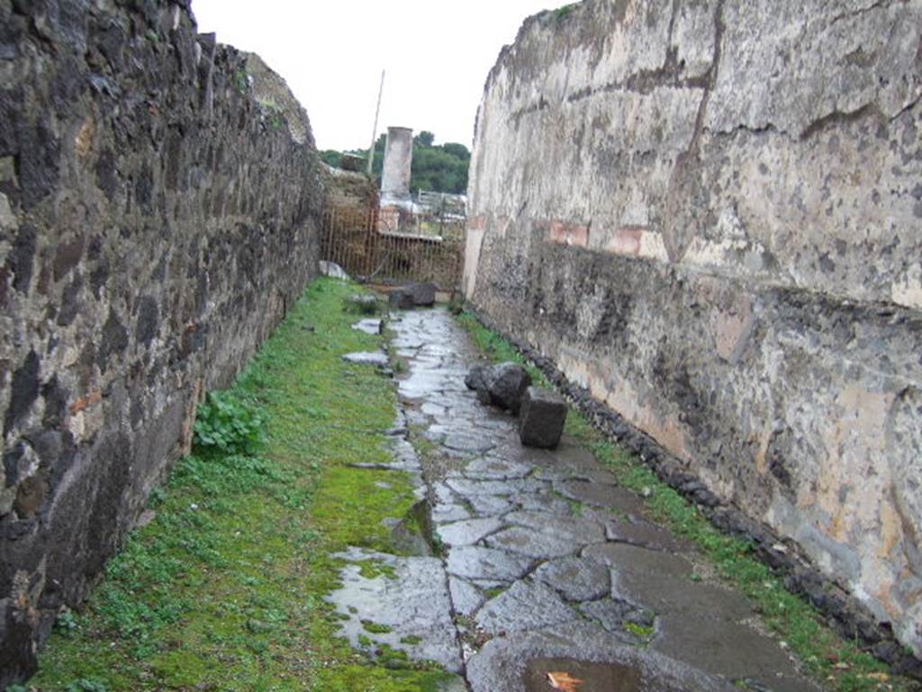 Vicolo di Championnet between VIII.2 and VIII.1.  Looking west to Temple of Venus. December 2005.
