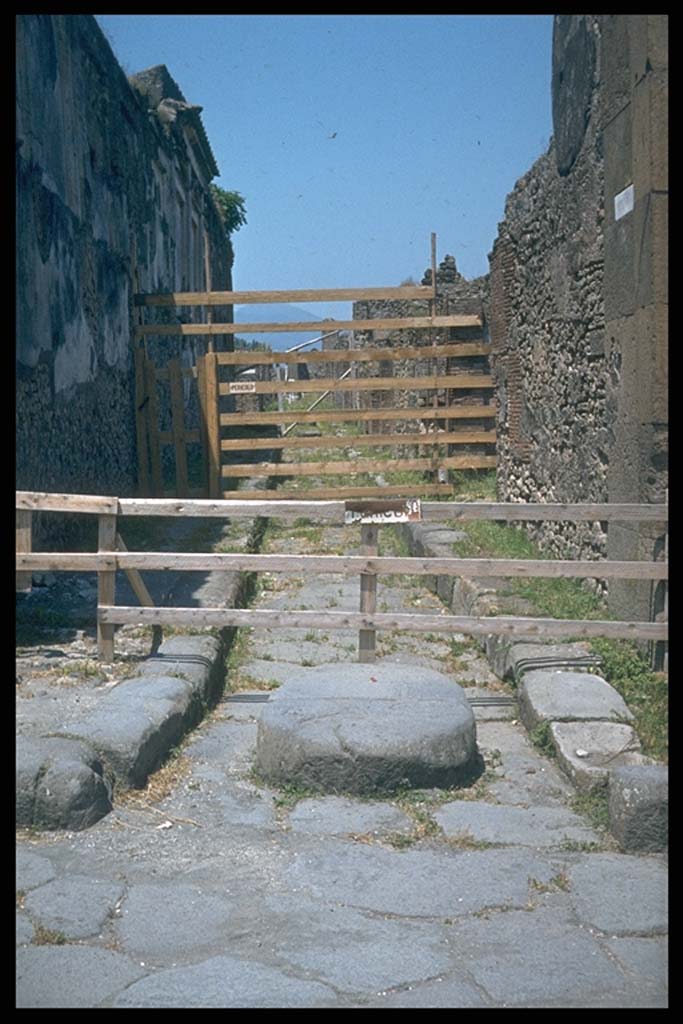Vicolo di Eumachia between VII.9 and VII.13. Looking north from junction.
Photographed 1970-79 by Günther Einhorn, picture courtesy of his son Ralf Einhorn.

