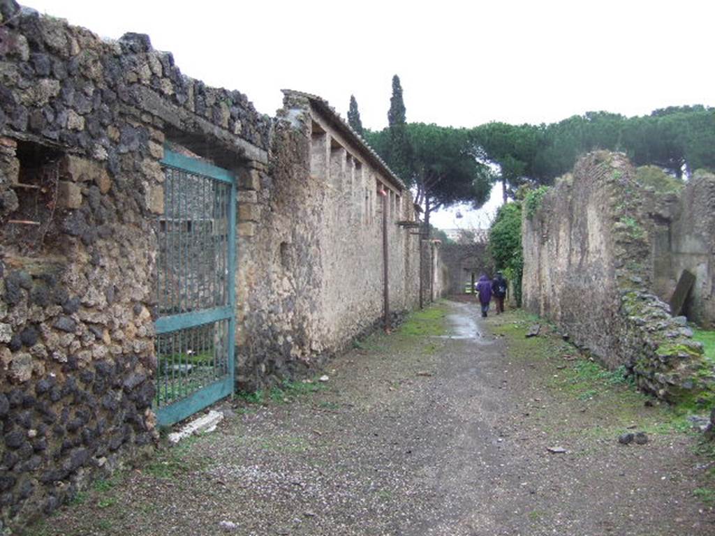 Vicolo di Giulia Felice between 11.4 and II.3. Looking south. December 2005.