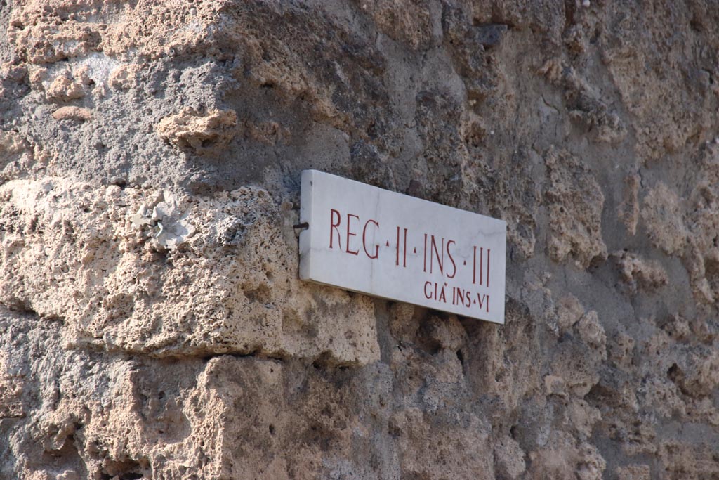 Vicolo di Giulia Felice, west side, Pompeii. October 2023. 
Insula identification plaque for Insula III, originally known as II.6. Photo courtesy of Klaus Heese.
