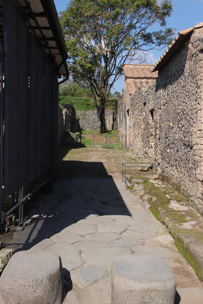 Vicolo di Ifigenia, Pompeii. October 2022.
Looking north from junction with Via dell’Abbondanza. Photo courtesy of Klaus Heese