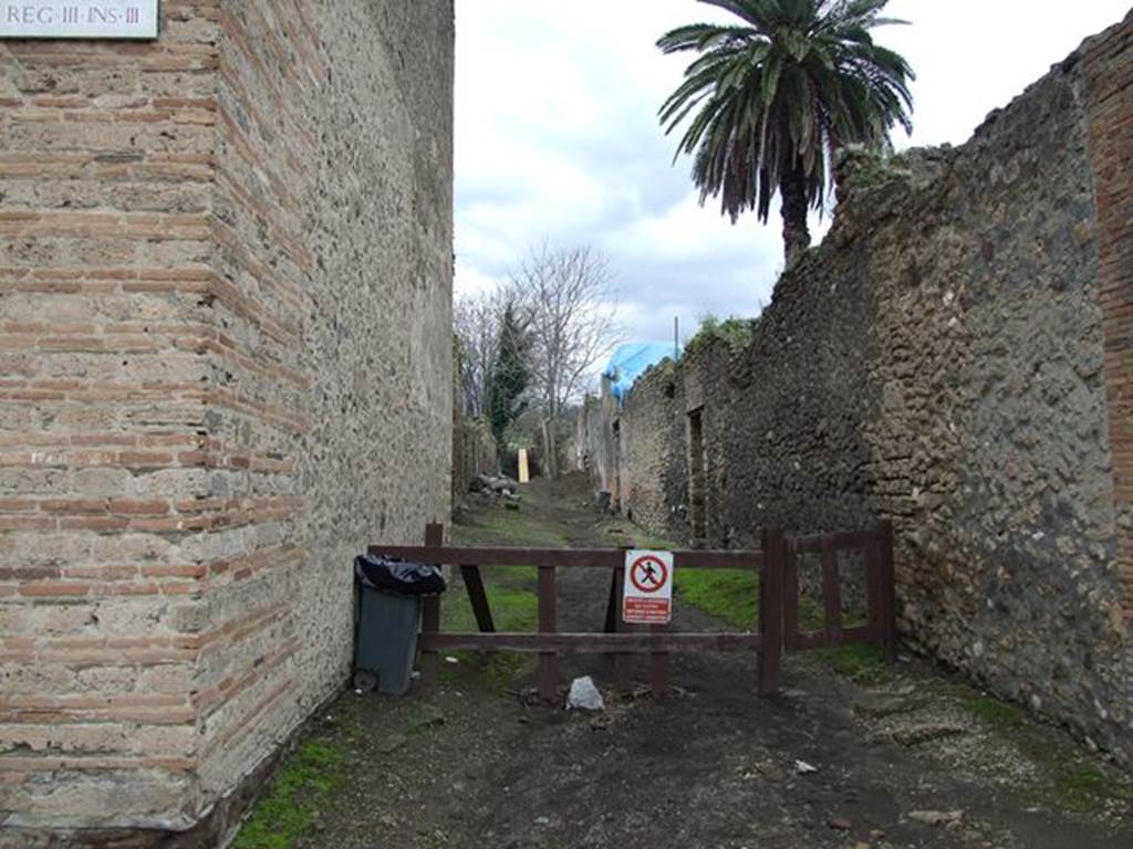 Via dell’ Abbondanza. Looking north from junction with Vicolo di Ifigenia between III.3 and III.4. December 2006.