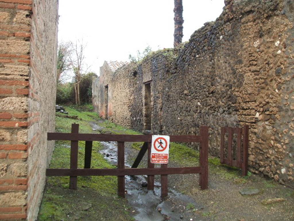 Via dell’ Abbondanza. Looking north from junction with Vicolo di Ifigenia between III.3 and III.4. December 2005.