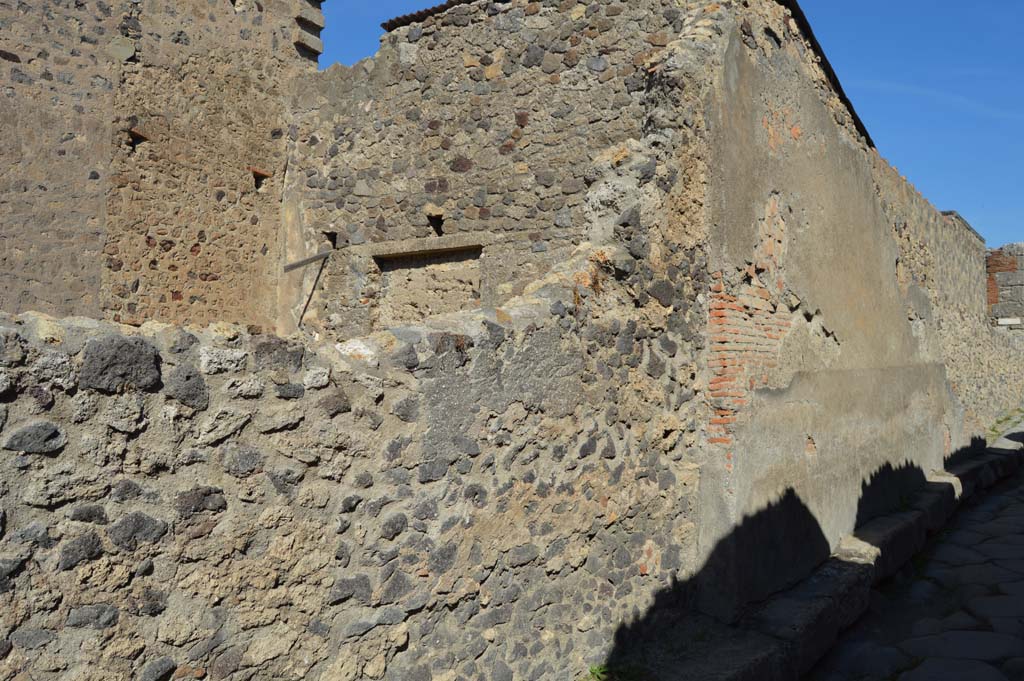 Vicolo di Mercurio. October 2017. Looking east along wall of VI.2.32, on north side of roadway.
Foto Taylor Lauritsen, ERC Grant 681269 DÉCOR.
