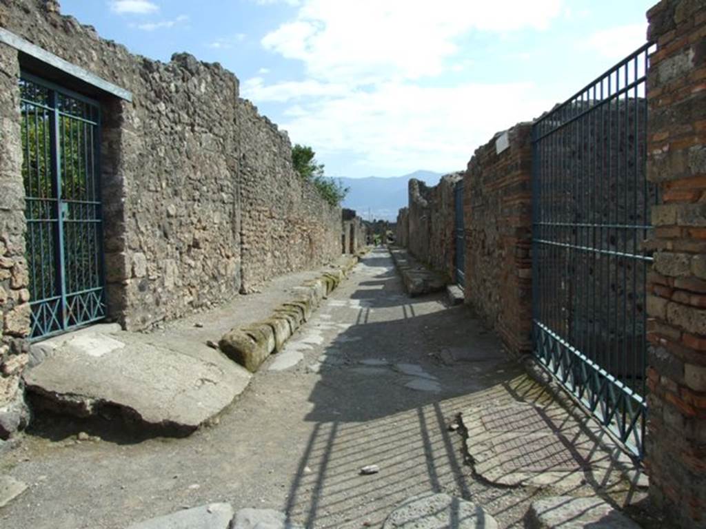 Vicolo di Modesto. March 2009.  Looking south from VI.6.12 and VI.3.28 near junction with Vicolo di Mercurio. 
