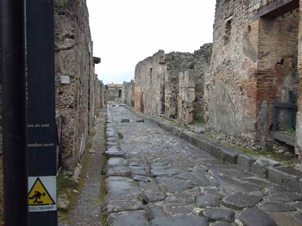 Vicolo dei Vettii, May 2010. Looking south from junction with Vicolo di Mercurio between VI.14 and VI.13.