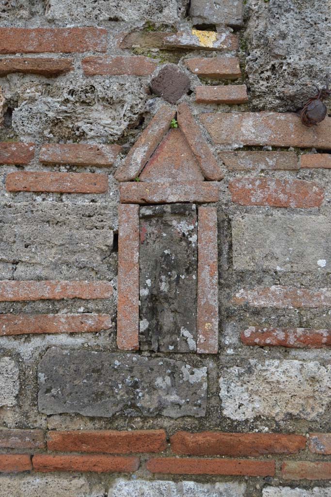 Vicolo di Modesto, west side, Pompeii. March 2018.
Terracotta plaque with phallus decoration set into brick pilaster between VI.2.25 and VI.2.24.
Foto Taylor Lauritsen, ERC Grant 681269 DÉCOR.