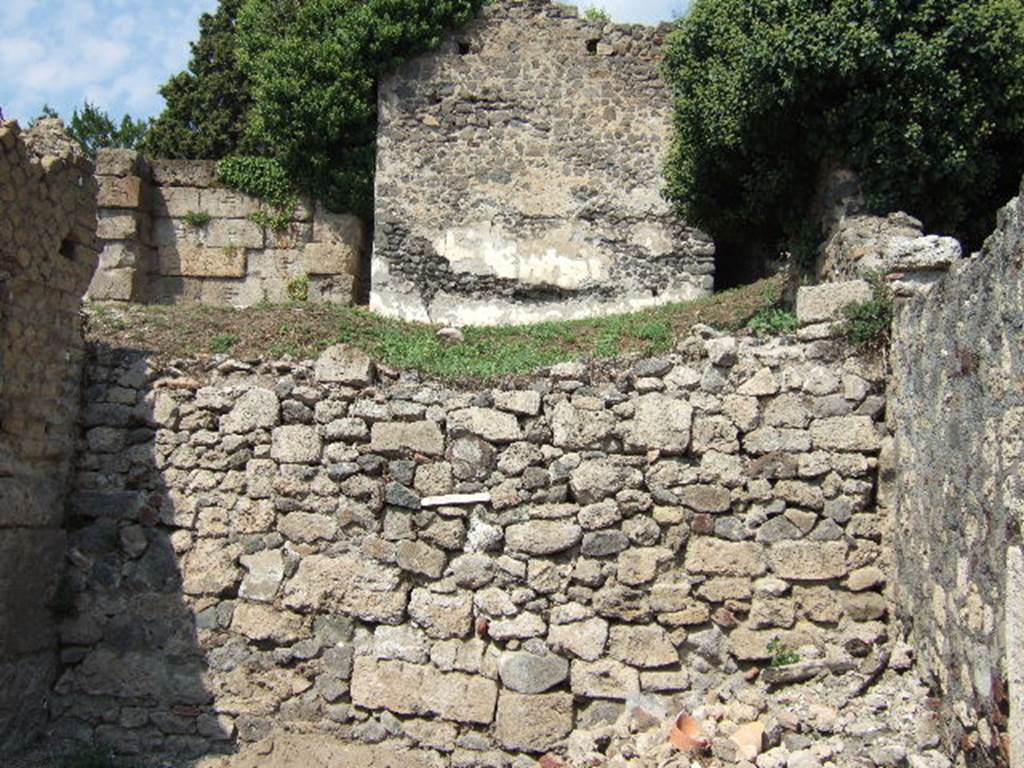 Vicolo di Modesto between VI.2 and VI.5. Looking north to Tower XII from VI.2.19. September 2005.
