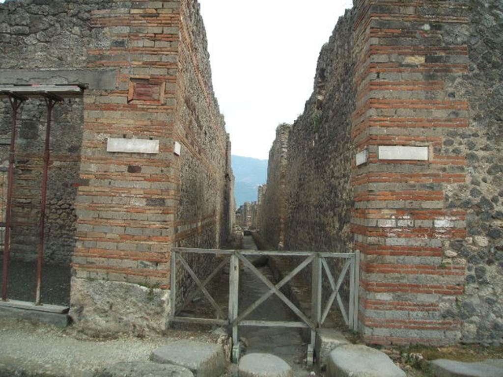 Vicolo di Tesmo between IX.5 and IX.4. Looking south from Via di Nola. May 2005.