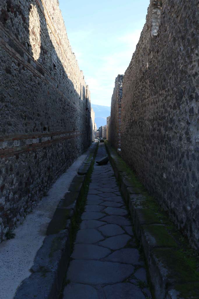 Vicolo di Tesmo, Pompeii. December 2018.
Looking south from junction with Via di Nola. Photo courtesy of Aude Durand.