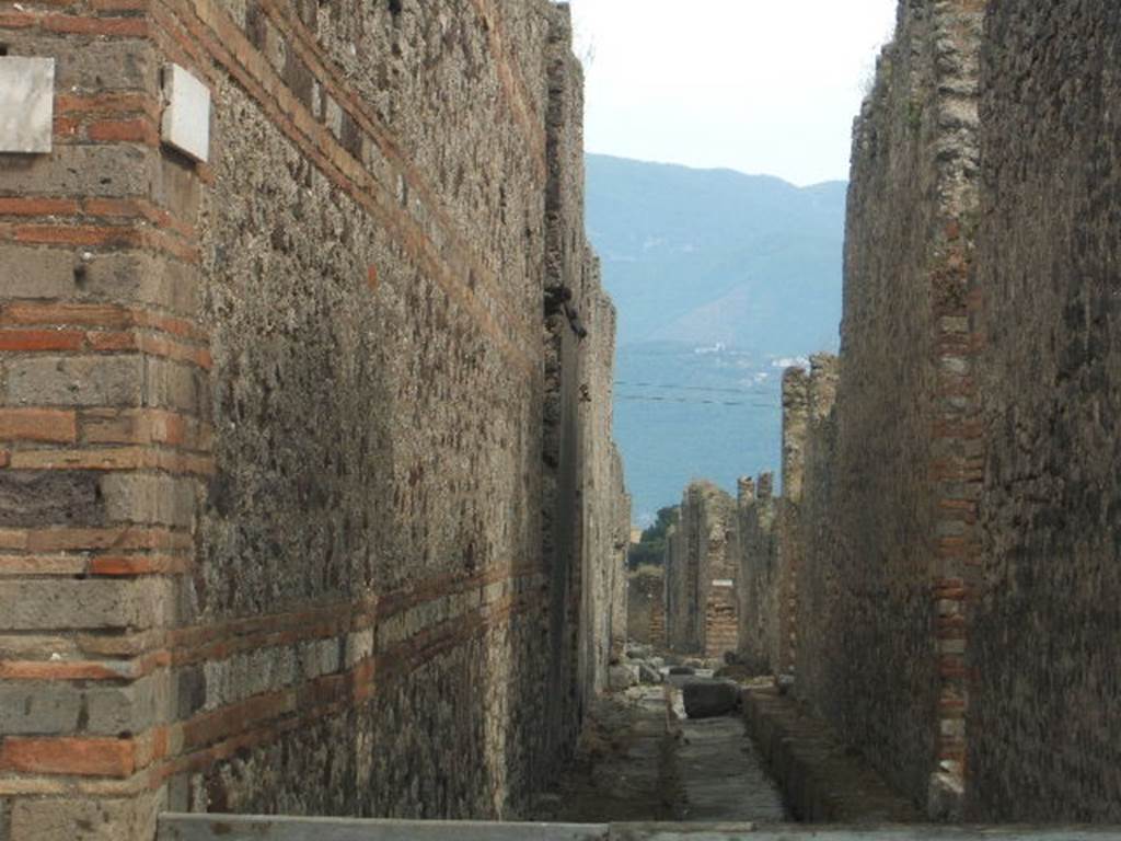 Vicolo di Tesmo between IX.5 and IX.4. Looking south from Via di Nola. May 2005.