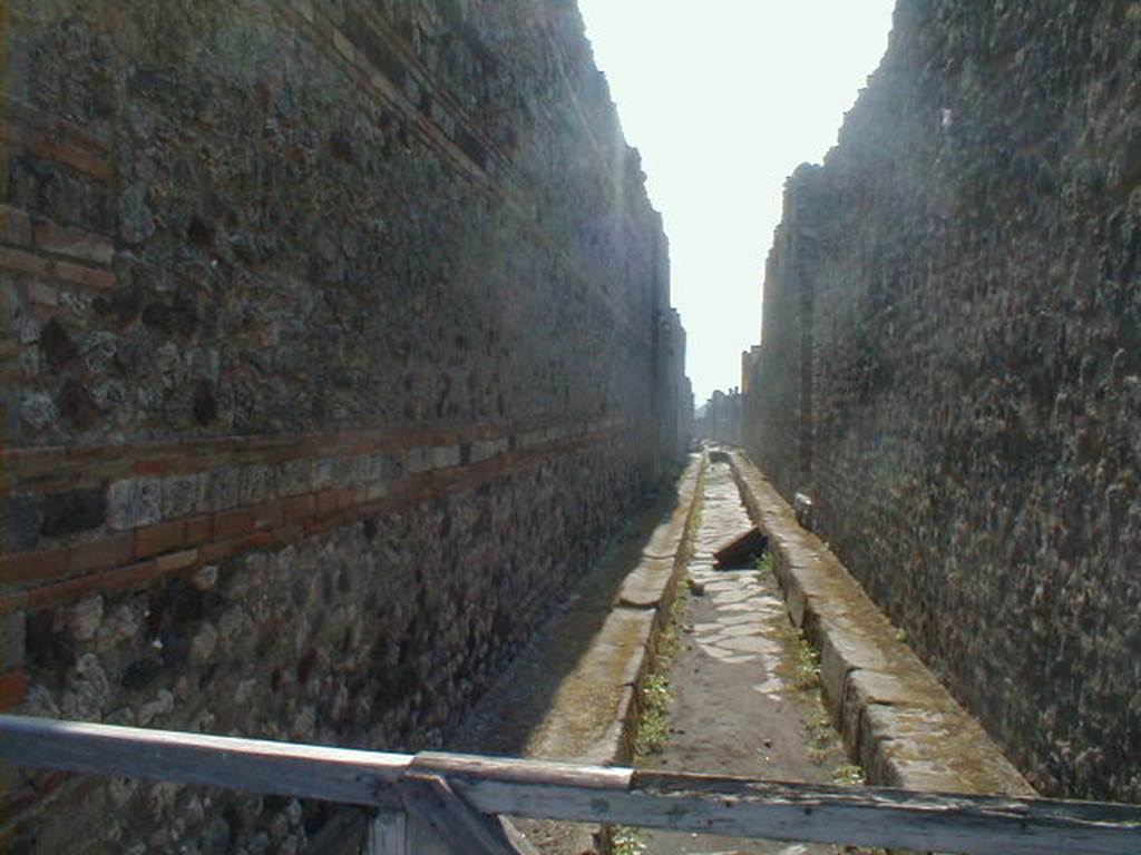 Vicolo di Tesmo between IX.5 and IX.4. Looking south from Via di Nola. September 2004.