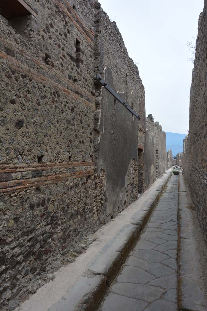 Vicolo di Tesmo, east side, Pompeii. May 2017.
Looking south along exterior side wall towards IX.5.22.
Foto Christian Beck, ERC Grant 681269 DÉCOR.