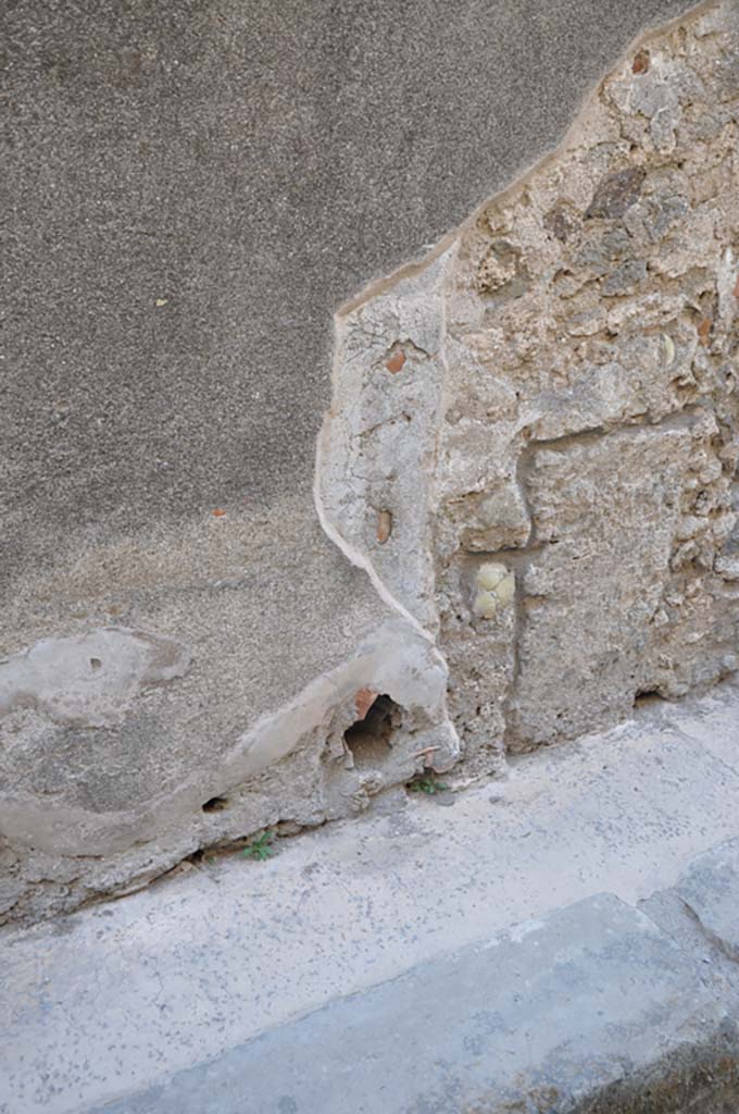 Vicolo di Tesmo, east side, Pompeii. July 2017.
Lower wall of IX.5.2/22 on north side of entrance doorway, with downpipe.
Foto Annette Haug, ERC Grant 681269 DÉCOR