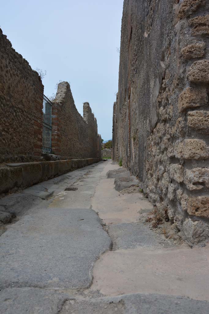 Vicolo di Tesmo, east side, Pompeii. May 2017.
Looking north along west side of IX.5 from corner junction.
Foto Christian Beck, ERC Grant 681269 DÉCOR.
