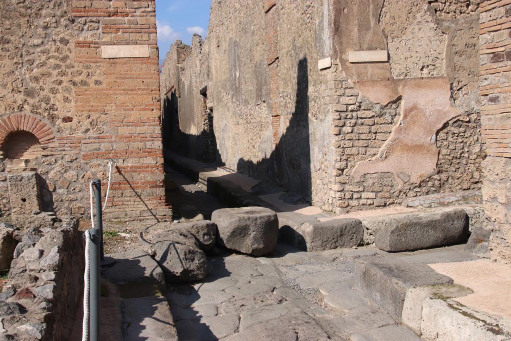 Vicolo di Tesmo, Pompeii. October 2022.
Looking north to junction with unnamed vicolo, IX.4 on left and IX.5, on right. Photo courtesy of Klaus Heese.