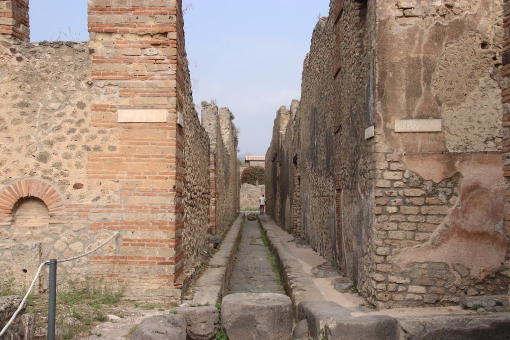 Vicolo di Tesmo, Pompeii. October 2023.
Looking north from junction with unnamed vicolo, IX.4 on left and IX.5, on right. Photo courtesy of Klaus Heese.