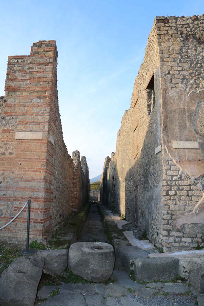 Vicolo di Tesmo, Pompeii. December 2018.
Looking north from junction with unnamed vicolo. Photo courtesy of Aude Durand.