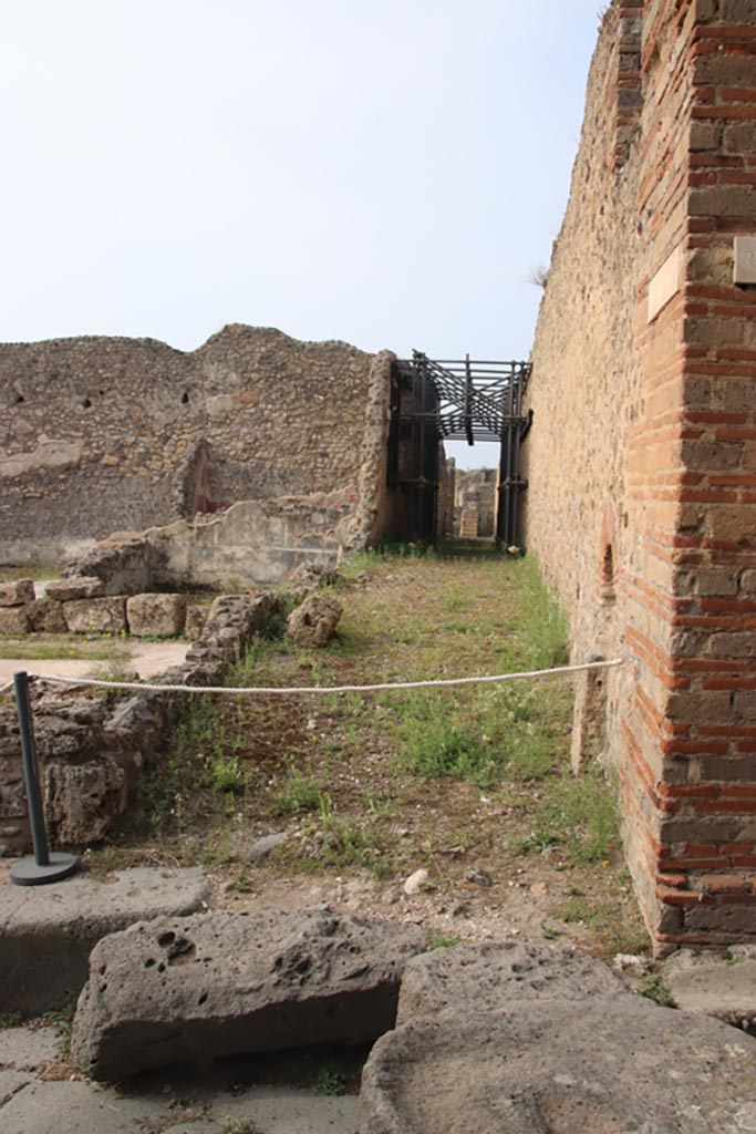 Unnamed vicolo between IX.3 and IX.4. October 2023.
Looking west from junction with Vicolo di Tesmo. Photo courtesy of Klaus Heese.