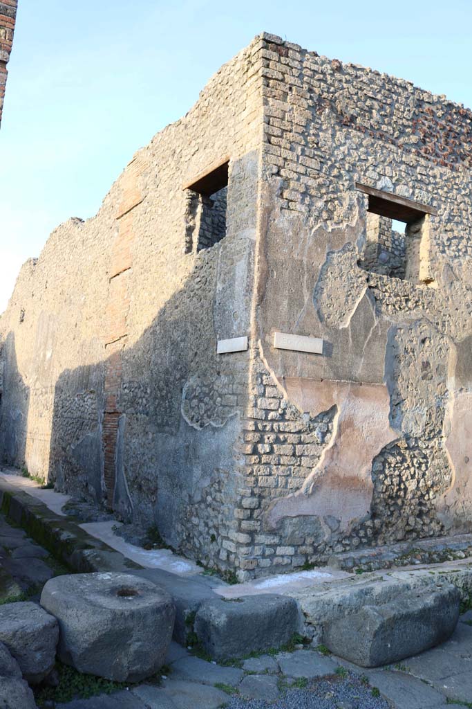 Vicolo di Tesmo, on left, Pompeii. December 2018.
Looking north-east to front façade of IX.5.19 on unnamed roadway between IX.5 and IX.6, on right.
Photo courtesy of Aude Durand.