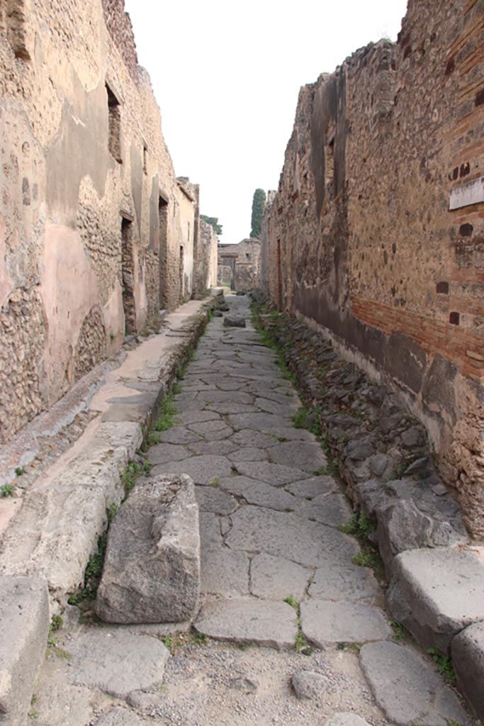 Unnamed vicolo between IX.5 and IX.6. October 2023.
Looking east from junction with Vicolo di Tesmo. Photo courtesy of Klaus Heese.