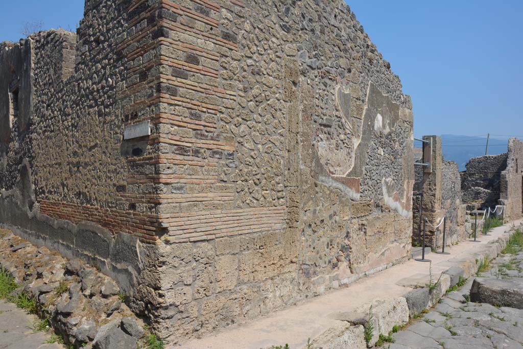 Vicolo di Tesmo, east side, Pompeii. July 2017.
Looking south from junction with unnamed vicolo, on left, towards entrance doorway of IX.6.5, on right.
Foto Annette Haug, ERC Grant 681269 DÉCOR.