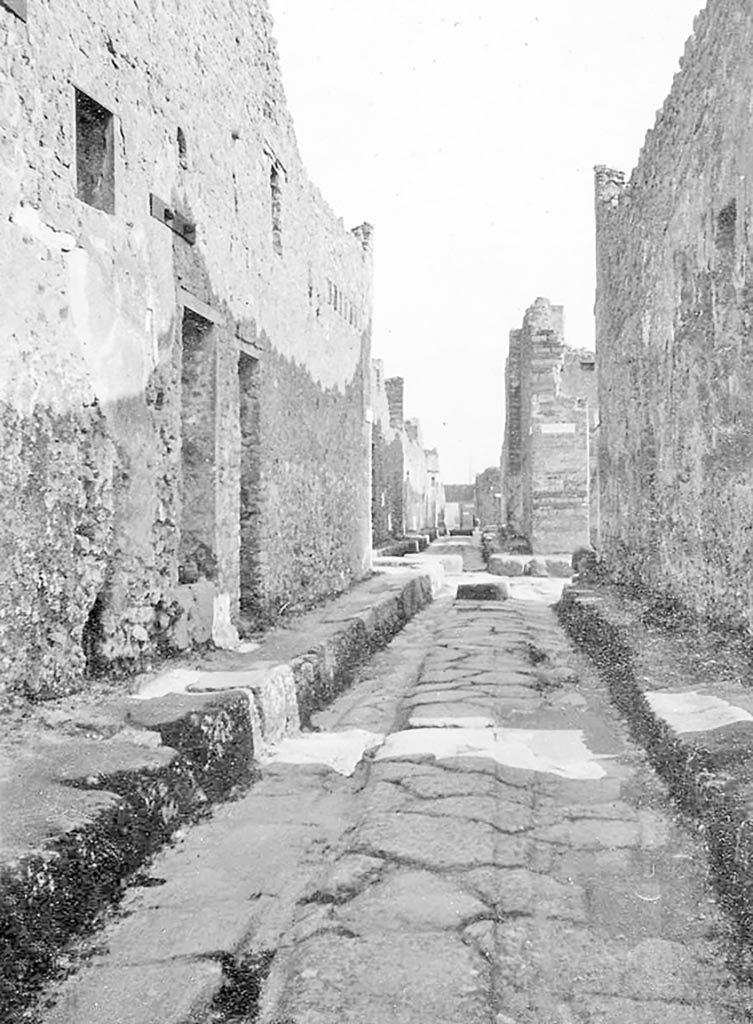 Vicolo di Tesmo, Pompeii, 1933.
Looking south from between IX.6.1 and 2, on left, and IX.3.20, on right. Photo courtesy of Peter Woods.