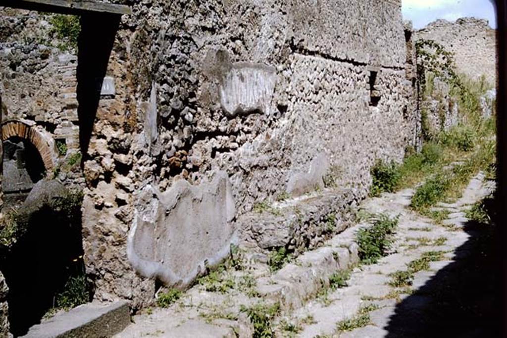 Vicolo di Tesmo, west side, at IX.3.20. Pompeii. 1964. Looking north along west side of IX.3 towards IX.3.21/22. Photo by Stanley A. Jashemski.
Source: The Wilhelmina and Stanley A. Jashemski archive in the University of Maryland Library, Special Collections (See collection page) and made available under the Creative Commons Attribution-Non Commercial License v.4. See Licence and use details.
J64f1609