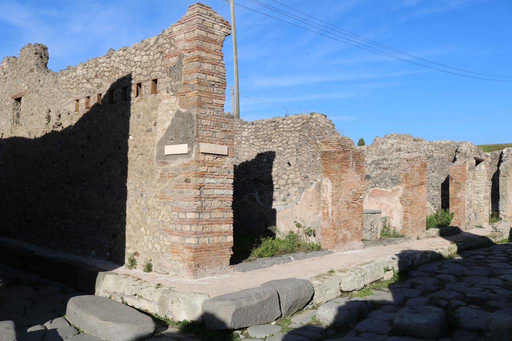 Vicolo di Tesmo, on left, Pompeii. December 2018.
Looking north-east at IX.6.a on junction with unnamed roadway/continuation of Via degli Augustali, on right.
Photo courtesy of Aude Durand.