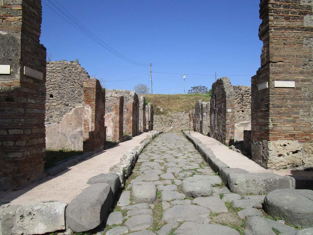 Unnamed vicolo between IX.6 and IX.7. April 2019.
Looking east from junction with Vicolo di Tesmo. Photo courtesy of Rick Bauer.