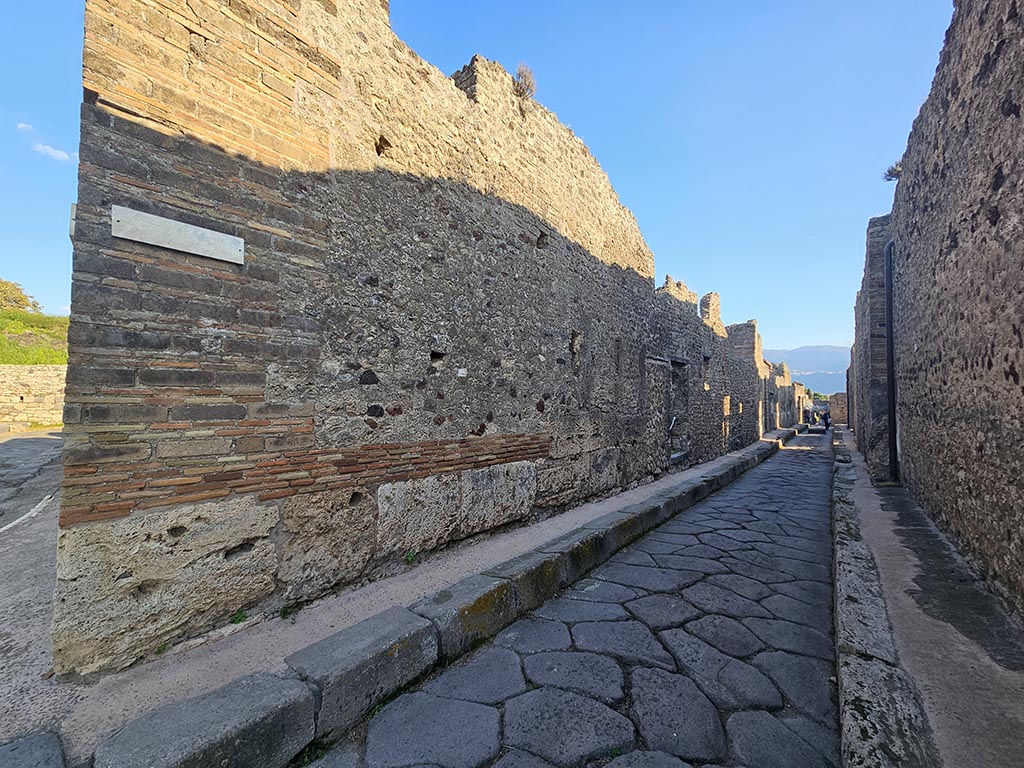 Vicolo di Tesmo, Pompeii. November 2024.
Looking south along east side towards doorway into IX.7.21, from junction with unnamed vicolo (continuation of Via degli Augustali) on left.
Photo courtesy of Annette Haug.