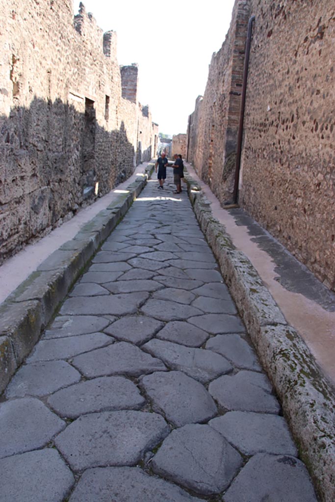 Vicolo di Tesmo, Pompeii. October 2022.
Looking south from junction with unnamed vicolo between IX.7, on left, and IX.2, on right.
Photo courtesy of Klaus Heese.