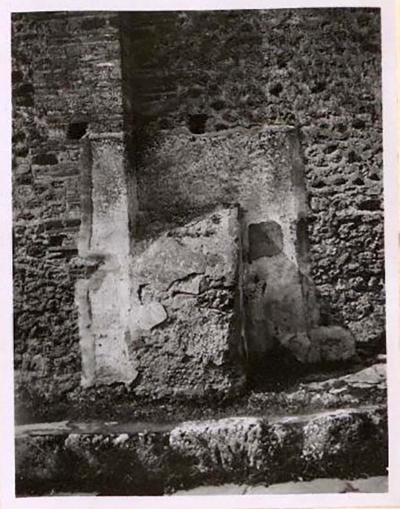 Vicolo di Tesmo, Pompeii. Pre-1943.
Looking towards west wall on Vicolo di Tesmo, near IX.2.19. Photo by Tatiana Warscher.
According to Warscher-
this photo was of the masonry support above which was the painting of a warrior, of which nothing remains.
See Warscher, T. Codex Topographicus Pompeianus, IX.2. (1943), Swedish Institute, Rome. (no.111a.), p. 190.