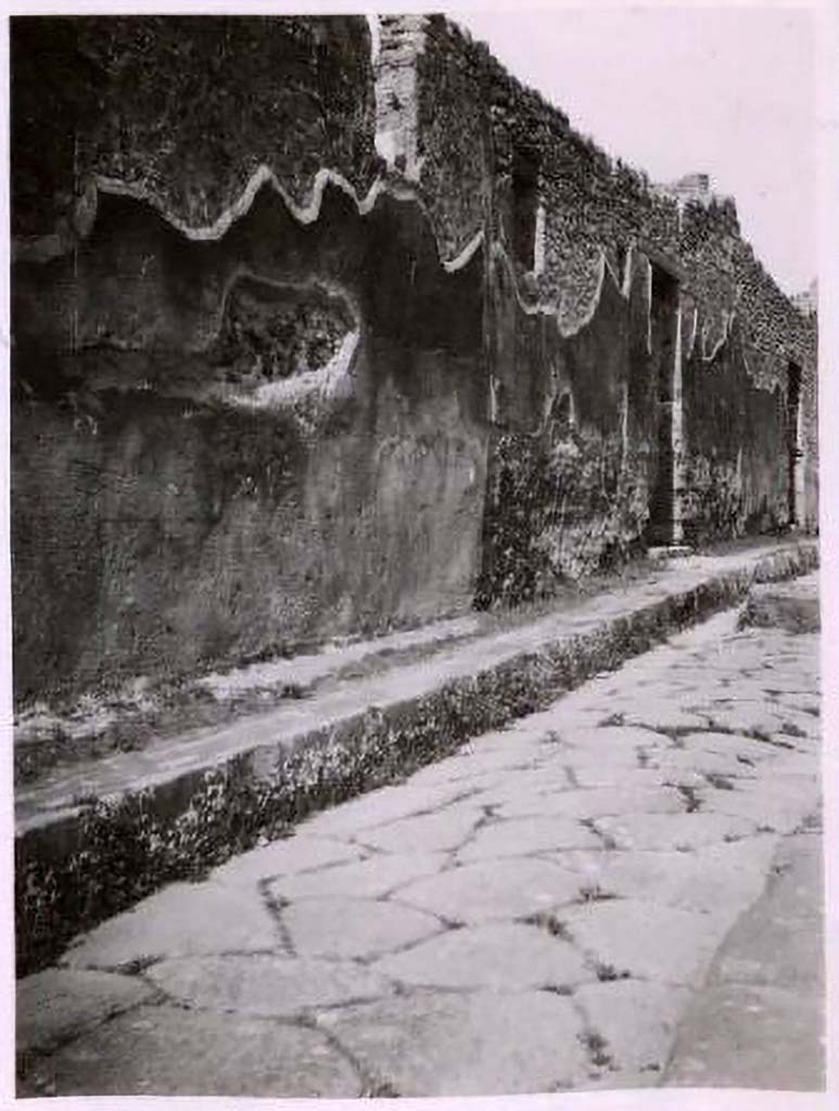 Vicolo di Tesmo, Pompeii. Pre-1943.
Looking north along west side towards IX.2.17. Photo by Tatiana Warscher.
See Warscher, T. Codex Topographicus Pompeianus, IX.2. (1943), Swedish Institute, Rome. (no.86.)